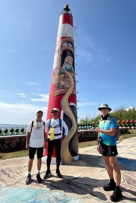 7旬翁偕友徒步探索澎湖故鄉之美  實現兒時環島夢