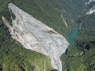 萬里溪堰塞湖穩定溢流  視累積雨量發布警戒