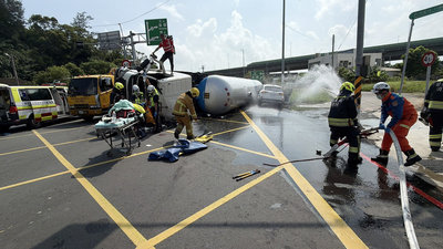 苗栗通霄液化石油氣槽車下匝道翻覆　駕駛脫困送醫