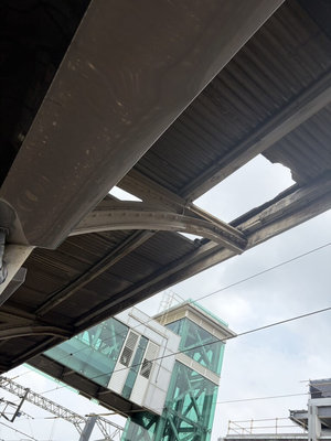台南火車站月台燃燒冒煙　初判主構架未受損