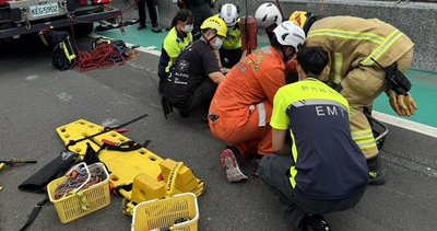 騎士疑墜臥竹東河床 新竹消防吊起命危送醫搶救