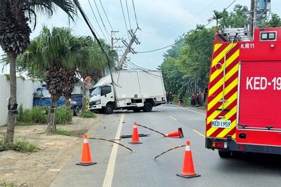 桃園貨車撞電桿害2858戶停電 估晚間6時前全復電