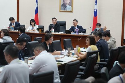 立院審無人載具條例 賴瑞隆提案較政院版增300億