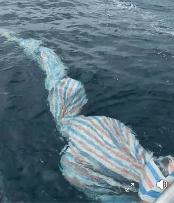 澎湖北海域大帆布漂流  海釣船合力打撈解危