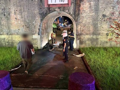 少年騎微電車撞入恆春南門　古蹟受損情形待查