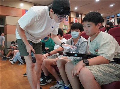 數學課請打開AI筆記本 龍埔國小打造未來教室