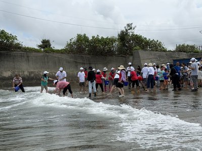 苗栗海洋觀光季啟動　通霄學童接力放流萬尾魚苗