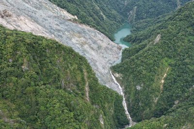 萬里溪堰塞湖穩定溢流 結構完整無立即破壞跡象