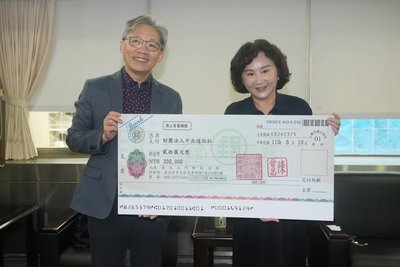 拓展年輕學子國際觀 台北市會計師公會贈閱全球中央