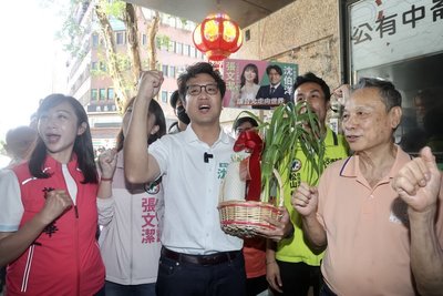 沈伯洋勤掃市場訪基層 8月起依選戰步調推政策