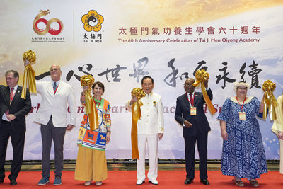 太極門60週年慶　徐國勇代表賴總統贈花瓶祝永續發展