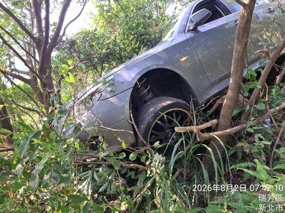 男子開車撞進瑞芳樹林卡邊坡 驗出管制藥品送辦