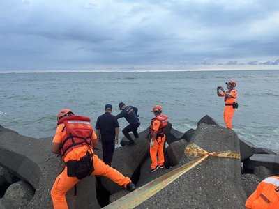 高雄彌陀區消波塊間發現人類頭骨 報請橋檢相驗釐清