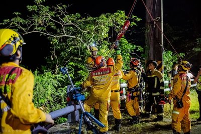 花東海岸公路水璉段 轎車疑自撞護欄翻落邊坡1死1傷