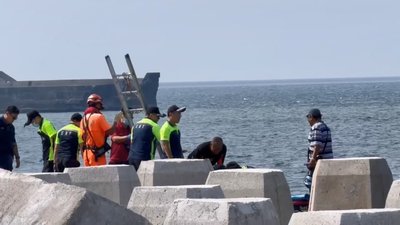基隆男著潛水衣趴消波塊　消防帶上岸氣絕多時