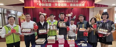 澎湖慢飛天使推秋節月餅　府會力挺籲各界支持
