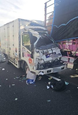 國1新竹段多車碰撞　小貨車駕駛夾困車內腿骨折送醫