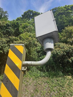不滿違規屢遭舉發　竹縣男持砂輪機破壞測速桿送辦