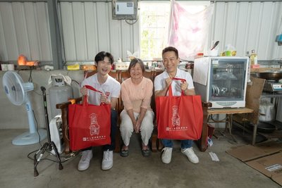 郭子乾父子送暖屏東弱勢長輩 欣慰:兒子長大了
