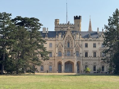 萊德尼采城堡如皇冠明珠　融合英式花園列世界遺產
