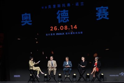 奧德賽北京首映 主持人屈膝訪問觸發中國民族情緒