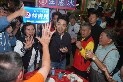 蔣萬安天母三玉宮拜票　結束後身體不適取消預排行程
