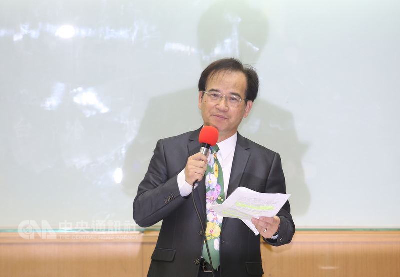 民主進步黨籍的前台南縣長蘇煥智3日上午在台大校友會館舉行記者會,發表「台灣不能再等待」聲明,正式宣布退黨,投入年底台北市長選戰。中央社記者張新偉攝 107年3月3日