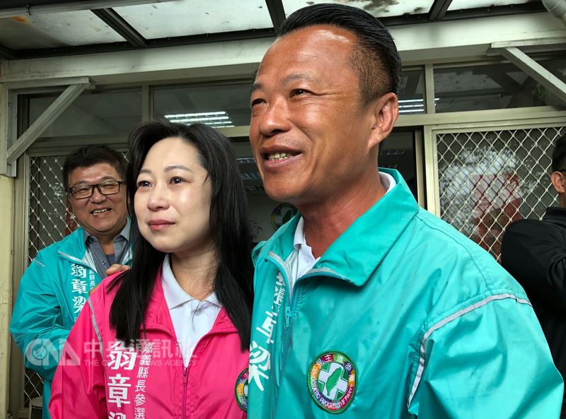 民進黨嘉義縣長初選,前行政院農業委員會副主任委員翁章梁(前右)6日確定勝出,他受訪表示,一切以團結為重。中央社記者黃國芳攝 107年3月6日