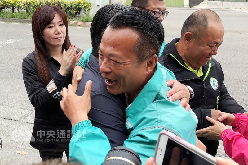 民進黨嘉義縣長初選,前行政院農業委員會副主任委員翁章梁(前右)6日確定勝出,翁章梁並逐一與競選團隊成員擁抱致意,感謝眾人辛勞。中央社記者黃國芳攝 107年3月6日