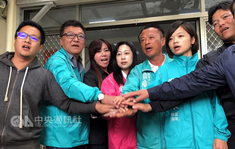 民進黨嘉義縣長初選6日公布結果,由前行政院農委會副主委翁章梁(右3)勝出。翁章梁說,一切以團結為重,盼今年底成功贏得嘉義縣長選戰。中央社記者黃國芳攝 107年3月6日