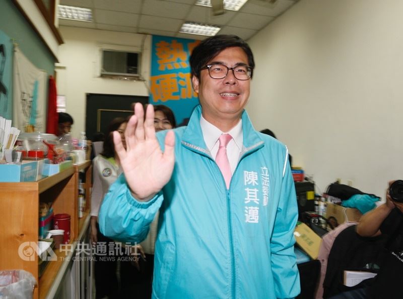 民主進步黨宣布,6日晚間高雄市長提名初選電話民意調查,由民進黨籍立法委員陳其邁擊敗其他3名同黨立委勝出,陳其邁7日在高雄市服務處召開記者會。 中央社記者董俊志攝 107年3月7日