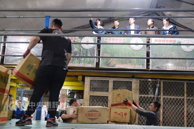 農委會副主委陳吉仲(後中)7日晚間率農糧署,與台北農產運銷公司總經理吳音寧(後左1)一起視察台北果菜市場恢復交易準備情形。中央社記者孫仲達攝 107年3月7日