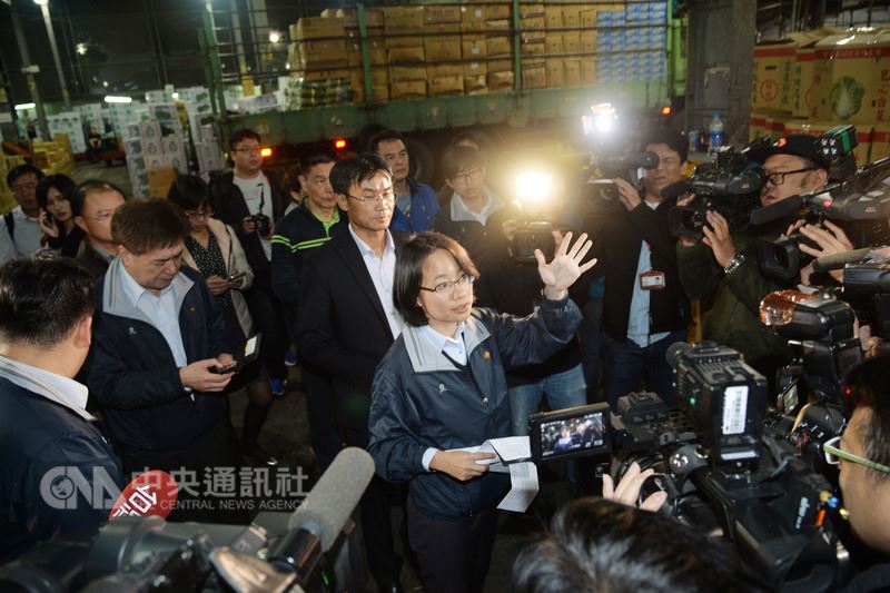 台北農產運銷公司總經理吳音寧(中前)7日晚間現身果菜市場,與農委會副主委陳吉仲(中後)一起視察果菜市場恢復交易準備情形,吳音寧對菜價暴跌的原因侃侃而談。中央社記者孫仲達攝 107年3月7日