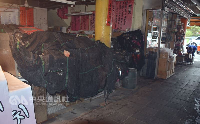 台灣之光、台東善心賣菜阿嬤陳樹菊,春節前病倒在菜攤,緊急送醫開刀,目前在家休養,她的「員金蔬菜攤」原本全年不打烊,這次罕見地休息將近一個月。中央社記者盧太城台東攝 107年3月8日