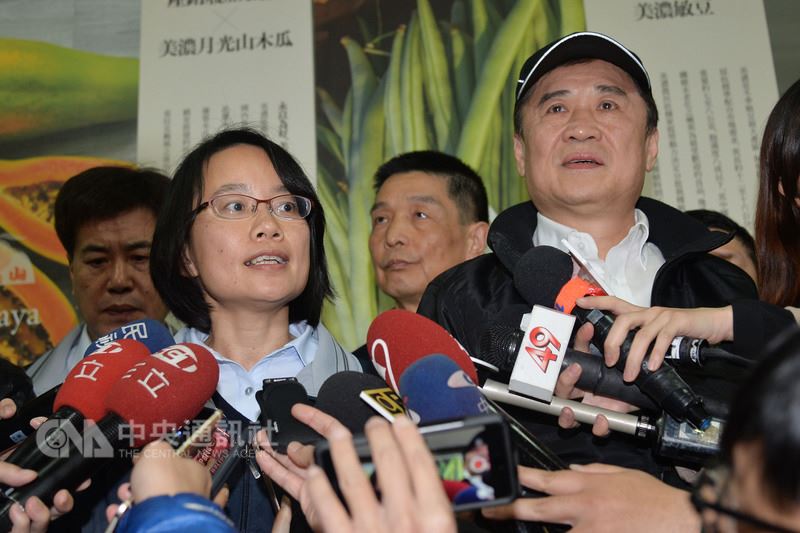 台北農產公司董事長陳景峻(前右)7日深夜在北農總經理吳音寧(前左)陪同下視察果菜市場到貨情形,並受訪。中央社記者孫仲達攝 107年3月8日