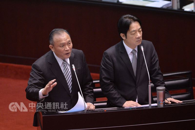 行政院長賴清德(右)9日表示,台北果菜市場休市問題,台北市政府、果菜市場錯誤在前,農委會錯誤在後,雙方都有問題。左為農委會主委林聰賢。中央社記者孫仲達攝 107年3月9日