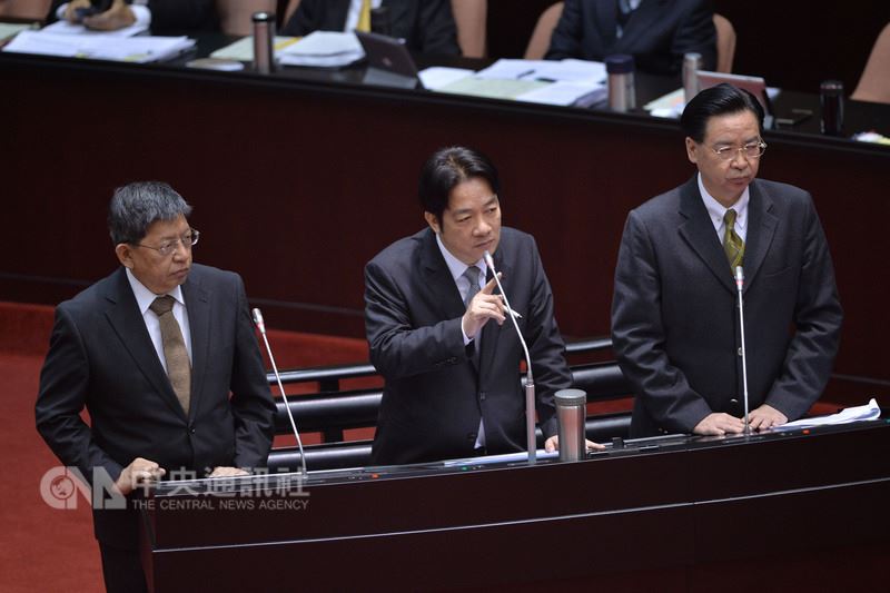 行政院長賴清德(中)9日表示,中國大陸與梵蒂岡將簽教務協議,「跟建立邦交還有一段距離」,若中國大陸要挖台灣的邦交國,要譴責的對象應該是中國大陸,政府保證會全力穩定邦交國。右為外交部長吳釗燮。中央社記者孫仲達攝 107年3月9日