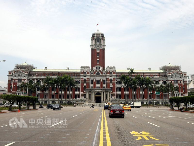 總統府發言人黃重諺12日表示,為增強總統府安全防護能力,國安單位建議在兼顧人員警備維安跟重要歷史建物的保護之下,設置鐵製欄杆。(中央社檔案照片)