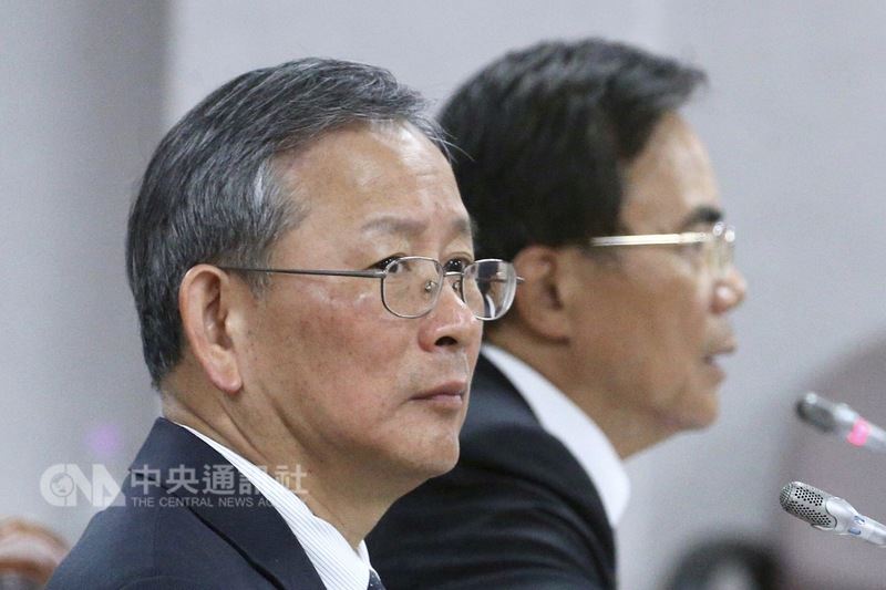 司法院秘書長呂太郎(前)12日在立法院接受立委質詢時表示,前北高行法官陳鴻斌被控與助理有異常互動案遭處罰款,不符合社會期待。中央社記者吳翊寧攝 107年3月12日