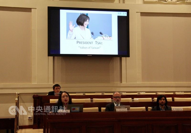 政務委員唐鳳10日出席梵蒂岡宗座社科院研討會,介紹台灣的數位民主。她以蔡總統的台灣價值開場,並在iPad背後貼上中華民國與梵蒂岡國旗。(駐教廷大使館提供)中央社記者黃雅詩梵蒂岡傳真 中華民國107年3月12日