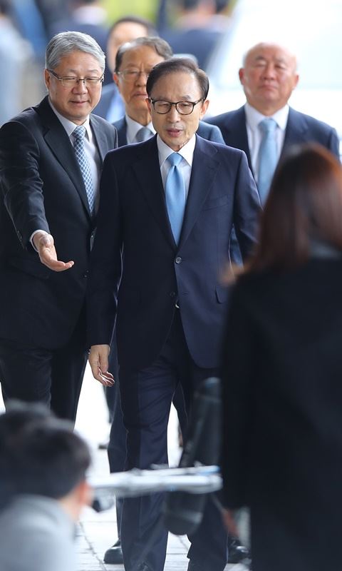 南韓前總統李明博14日上午在首爾中央地方檢察廳接受調查前,向國民道歉。(韓聯社提供)