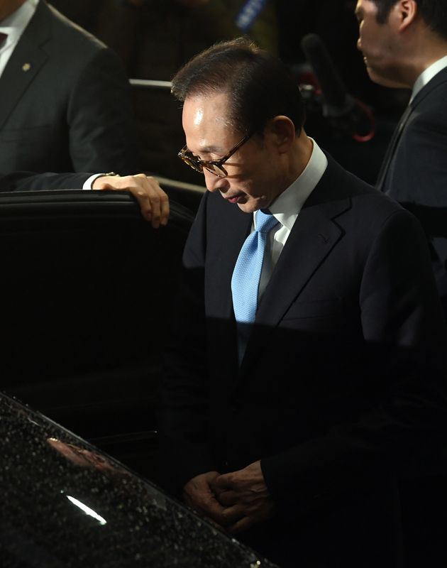 韓聯社15日報導,前南韓總統李明博(中)被控貪污,接受檢方超過21小時訊問,否認大部分指控,但坦承透過一名總統幕僚收受國家情報院帳面外的資金。(韓聯社提供)