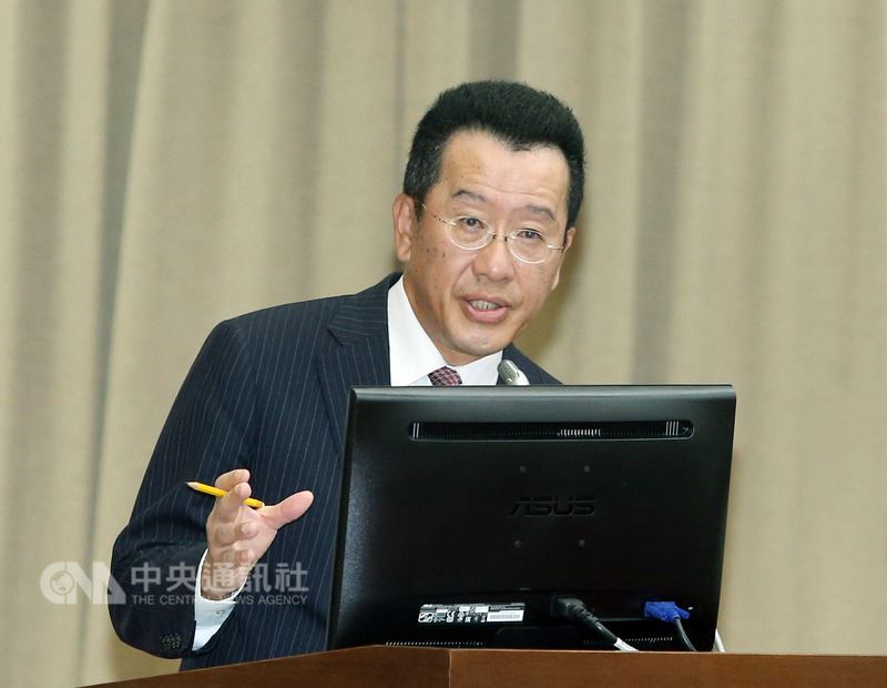 顧立雄19日列席立法院財政委員會備詢,會後接受媒體訪問時指出,金管會已規劃開放純網銀申請,比照一般銀行業申請資格的100億元資本額限制。中央社記者郭日曉攝 107年3月19日