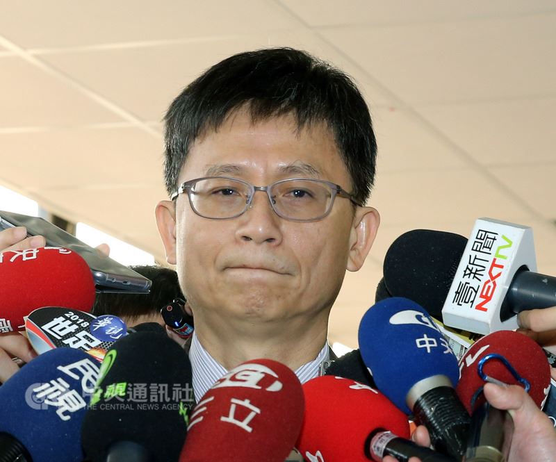 環保署副署長詹順貴投下關鍵票讓深澳電廠通過環評,19日在立法院社會福利及衛生環境委員會前受訪表示,在環評既有框架下投修正通過是「依法行事」。中央社記者郭日曉攝 107年3月19日