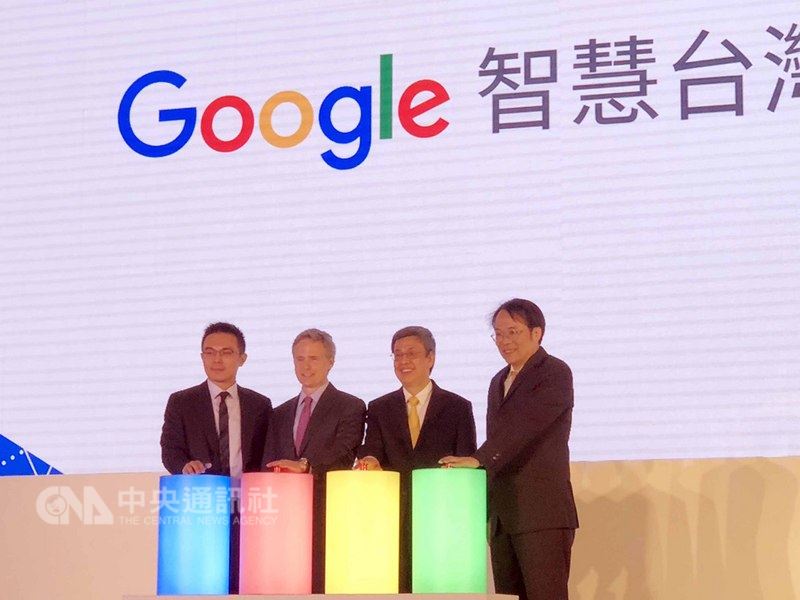 Google於21日舉辦智慧台灣計畫啟動大會,預計一年內培育逾5000位人工智慧人才。右起為Google台灣董事總經理簡立峰、副總統陳建仁、Google亞太區行銷副總裁卡恩(Simon Kahn)、Google台灣總經理陳俊廷。中央社記者吳家豪攝 107年3月21日
