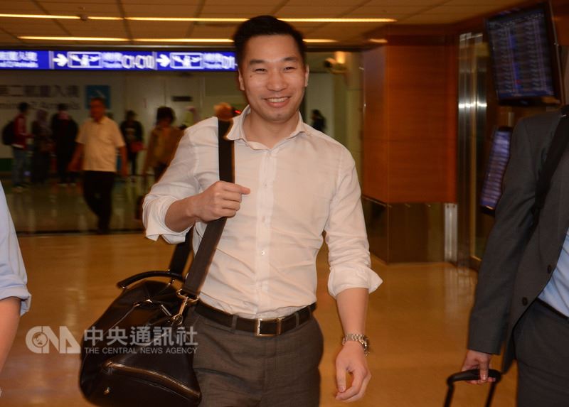 美國國務院東亞暨太平洋事務局副助卿黃之瀚(Alex Wong)20日晚間搭機抵台,美國在台協會派員前往接機,黃之瀚下飛機後面帶笑容,但沒有接受採訪。 中央社記者邱俊欽桃園機場攝 107年3月20日