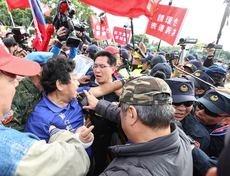 藍天行動聯盟等團體22日下午從立法院遊行至總統府前凱達格蘭大道,晚間將舉行燭光晚會,但部分人士和現場警察發生推擠衝突,場面混亂。中央社記者謝佳璋攝 107年3月22日