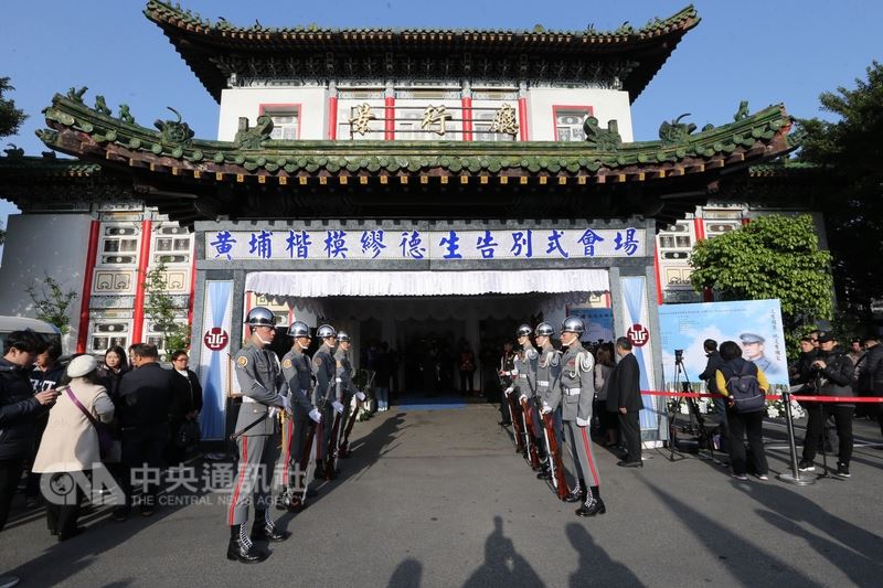 退役上校繆德生日前參與反年改抗爭攀牆跌落,搶救數日後腦死,22日在第一殯儀館景行廳舉行公祭。中央社記者鄭傑文攝 107年3月22日
