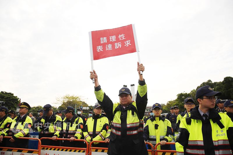 反軍人年改等民間團體22日下午自立法院出發,遊行至凱達格蘭大道前,警方高舉「請理性表達訴求」看牌。中央社記者游凱翔攝 107年3月22日