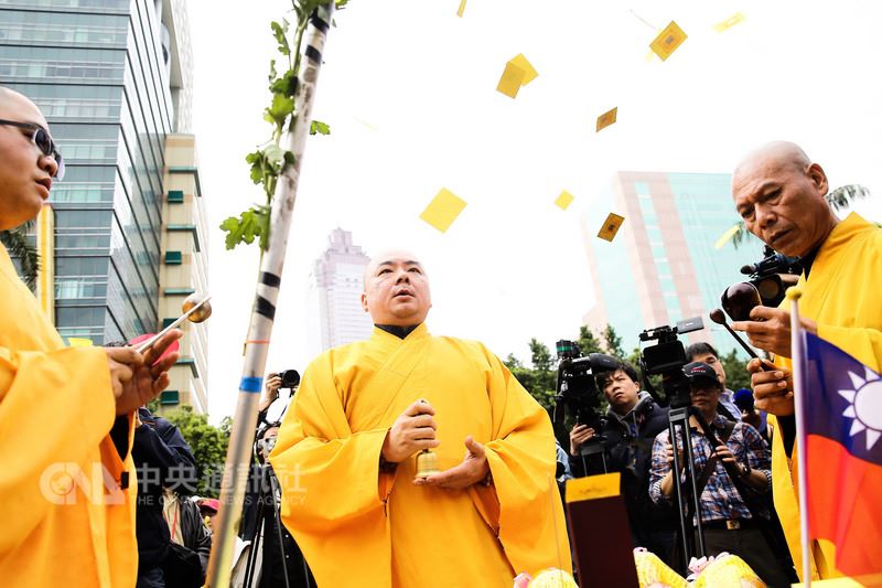 反軍人年改團體22日下午齊聚立法院準備遊行至總統府前,出發前由法師舉辦祭拜儀式。中央社記者游凱翔攝 107年3月22日